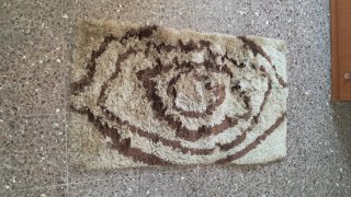 Alfombra beige y marrón