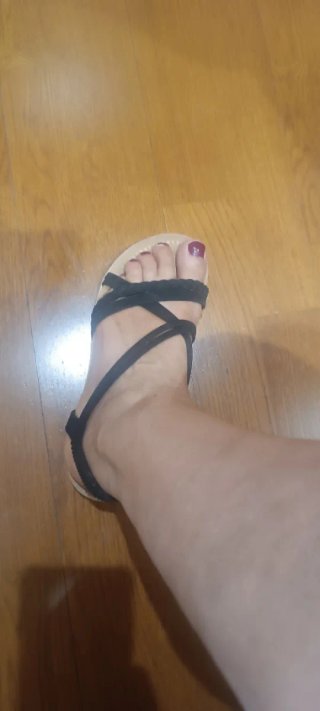 Sandalias planas negras y beige