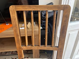Sillas de madera rústica con asiento de tela