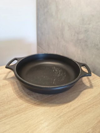 Cazuela 29,5cm de diámetro con tapa de cristal.