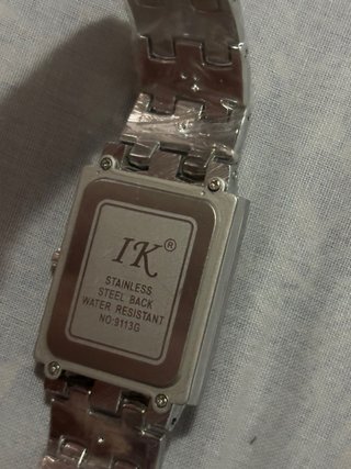 Reloj IK de pulsera plateado y azul