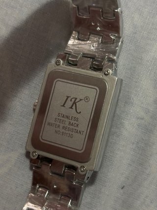 Reloj IK de pulsera plateado y azul