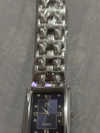 Reloj IK de pulsera plateado y azul