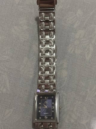 Reloj IK de pulsera plateado y azul