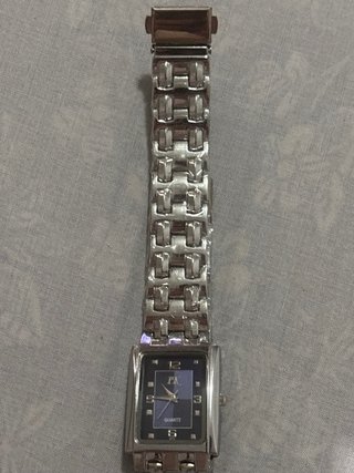 Reloj IK de pulsera plateado y azul