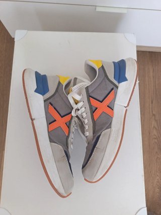 Zapatillas Munich chico grises y naranjas