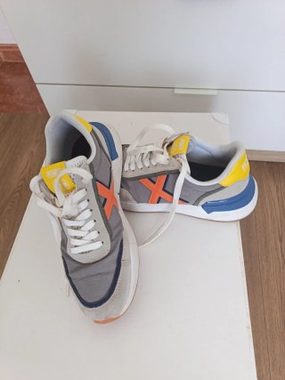 Zapatillas Munich chico grises y naranjas