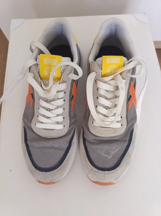 Zapatillas Munich chico grises y naranjas
