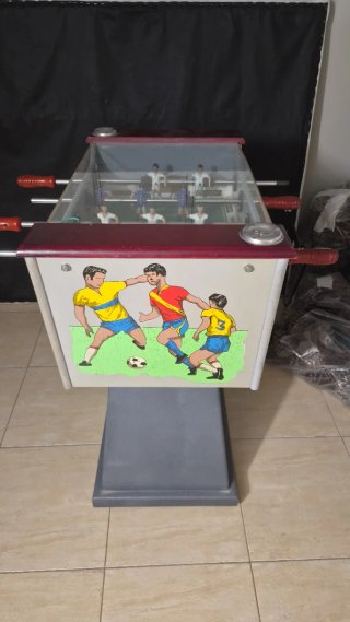 Futbolín antiguo de madera y cristal