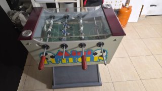 Futbolín antiguo de madera y cristal