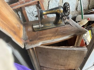 Máquina de coser Singer antigua con mueble y pedal