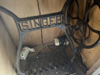 Máquina de coser Singer antigua con mueble y pedal