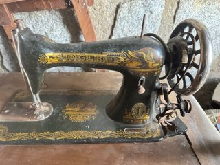 Máquina de coser Singer antigua con mueble y pedal