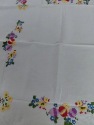 Tovaglietta ricamata a mano 75x75 cm