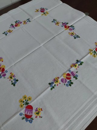 Tovaglietta ricamata a mano 75x75 cm