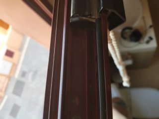 Bisagra negra para puerta/ventana