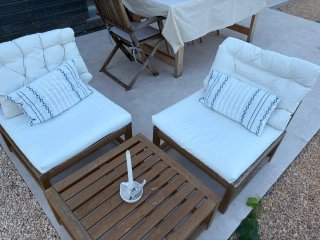 Juego de jardín madera con almohadones y mesa