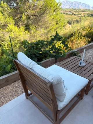 Juego de jardín madera con almohadones y mesa