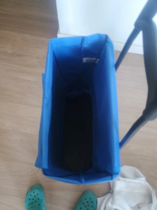 Carrito compra azul con bolsillo congelados