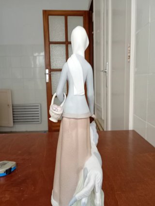 Figura cerámica mujer con perro y cesta