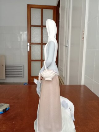 Figura cerámica mujer con perro y cesta