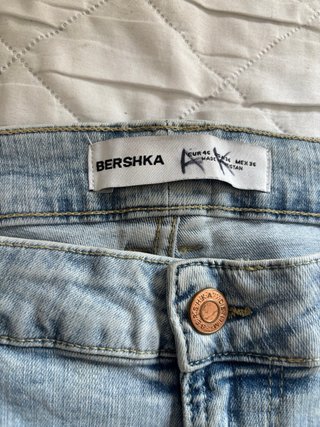 Pantalón vaquero Bershka desgastado NO HAGO ENVIOS