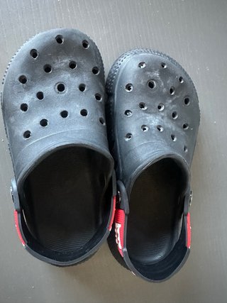 Zuecos tipo Crocs negros infantil