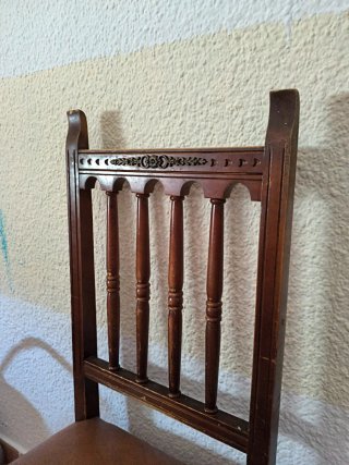 Silla antigua de madera y cuero