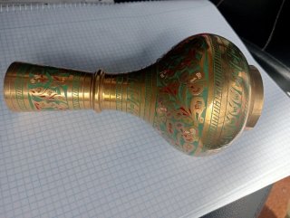 Jarrón de latón con diseño floral