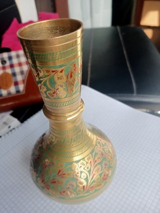 Jarrón de latón con diseño floral