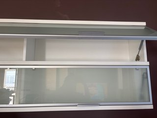 Mueble de pared plateado y cristal