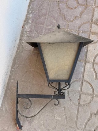 Farola de metal y cristal negra