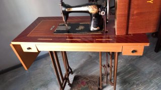 Máquina de coser Singer con mesa de madera