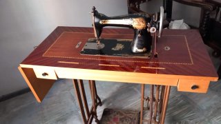 Máquina de coser Singer con mesa de madera