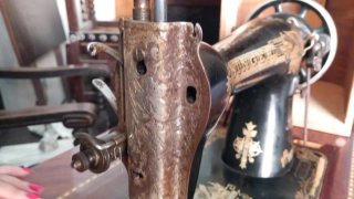 Máquina de coser Singer con mesa de madera
