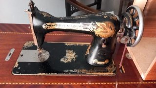 Máquina de coser Singer con mesa de madera