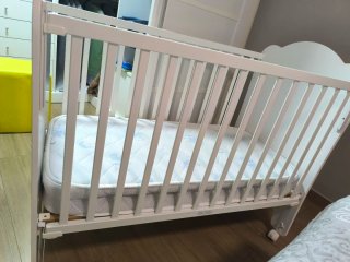 Cuna blanca con colchón