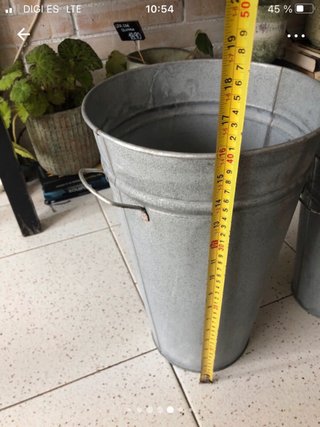 Cubos metálicos plateados