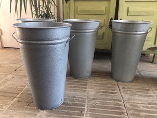 Cubos metálicos plateados
