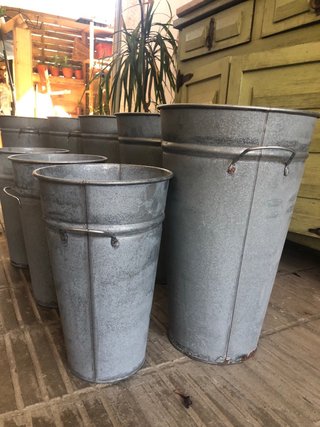 Cubos metálicos plateados