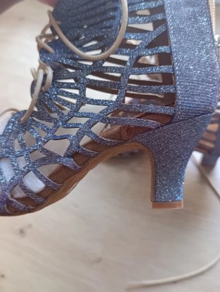 Sandalias de tiras azules y morados, tacón.