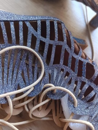 Sandalias de tiras azules y morados, tacón.
