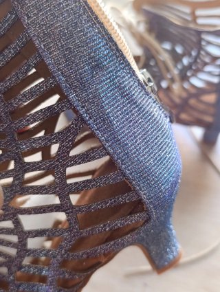 Sandalias de tiras azules y morados, tacón.