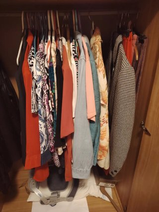 Abrigos de señora de diferentes colores.