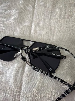 Gafas de sol TS negras con cordón multicolor