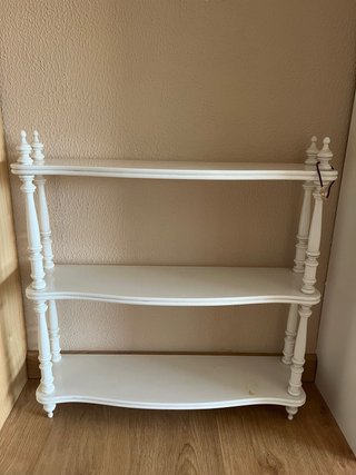 Estantería blanca de madera vintage para restaurar