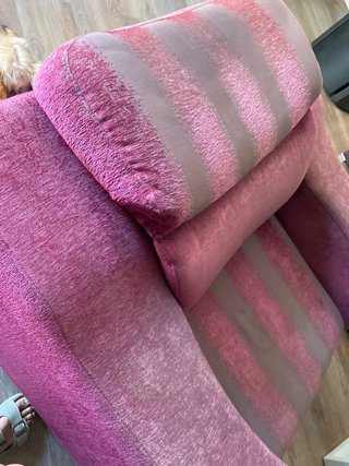 Sillón de tela rosa y beige