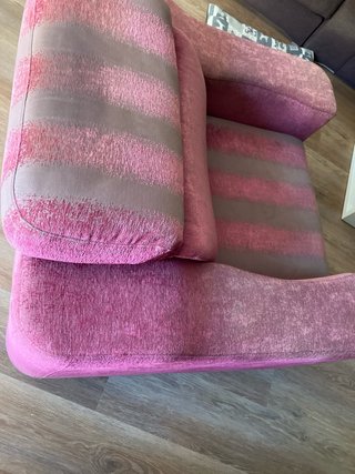 Sillón de tela rosa y beige