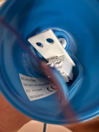 Lámpara de techo blanca con detalles azules