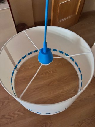 Lámpara de techo blanca con detalles azules
